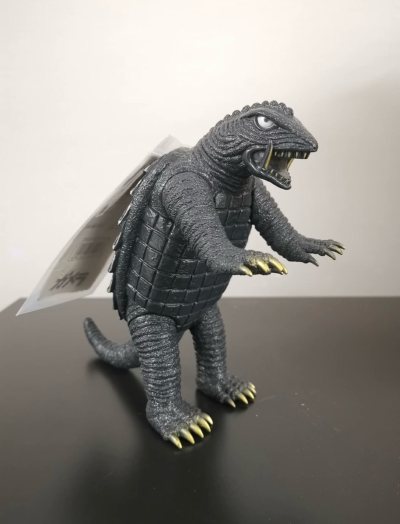 这是加美拉的手办，深灰色的龟壳上覆着层层鳞甲，四肢和爪子都很锋利，看起来很有力量感，是守护地球的经典怪兽形象。