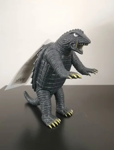 这是加美拉的手办，深灰色的龟壳上覆着层层鳞甲，四肢和爪子都很锋利，看起来很有力量感，是守护地球的经典怪兽形象。