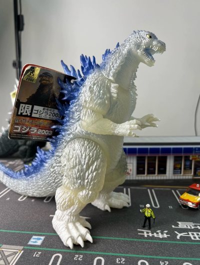 半透白鳞裹挟着冰蓝背鳍，哥斯拉2003剧场限定版伫立街头，通透质感与锐利棘刺，将稀有收藏的独特魅力尽数呈现。