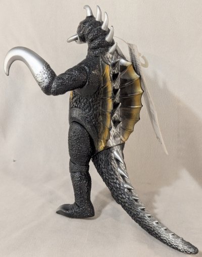 这黑黢黢的盖刚也太酷了吧！身上带着金闪闪的纹路，大爪子和背刺都亮得晃眼，鸟嘴配红眼睛，一看就超凶，这1989年的老款手办，把外星怪兽那股霸道劲儿拿捏得死死的！