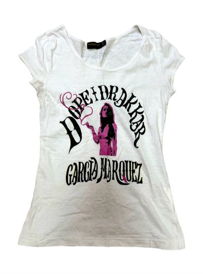 最近又在挖煤姬蹲到几件很喜欢的 Y2K古着T，收到的时候真的很开心，感觉像在开盲盒。
  第一件是 粉色人物+哥特字母的白T，这种大弧形字体真的很有00年代欧美杂志的感觉，版型是微修身的，穿上会显得身形很好看。简单配低腰牛仔裤或者短裙就很辣。
 第二件是 复古纹章图...最近又在挖煤姬蹲到几件很喜欢的 Y2K古着T，收到的时候真的很开心，感觉像在开盲盒。
  第一件是 粉色人物+哥特字母的白T，这种大弧形字体真的很有00年代欧美杂志的感觉，版型是微修身的，穿上会显得身形很好看。简单配低腰牛仔裤或者短裙就很