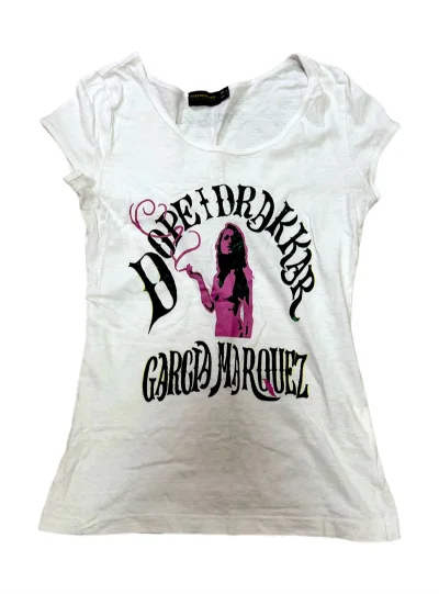 最近又在挖煤姬蹲到几件很喜欢的 Y2K古着T，收到的时候真的很开心，感觉像在开盲盒。
  第一件是 粉色人物+哥特字母的白T，这种大弧形字体真的很有00年代欧美杂志的感觉，版型是微修身的，穿上会显得身形很好看。简单配低腰牛仔裤或者短裙就很辣。
 第二件是 复古纹章图...最近又在挖煤姬蹲到几件很喜欢的 Y2K古着T，收到的时候真的很开心，感觉像在开盲盒。
  第一件是 粉色人物+哥特字母的白T，这种大弧形字体真的很有00年代欧美杂志的感觉，版型是微修身的，穿上会显得身形很好看。简单配低腰牛仔裤或者短裙就很