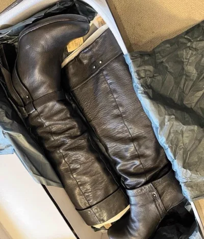    最近真的沉迷在挖煤姬日淘古着，这一单到手的时候我自己都觉得太值了。很多都是 Y2K和00年代风格的单品，现在在店里基本很难买到这种感觉的。
   最惊喜的是那双 黑色高筒皮靴，皮质是那种很软的真皮，穿久会有自然的褶皱感，反而更有古着味道。靴筒很高，后面有小皮带...   最近真的沉迷在挖煤姬日淘古着，这一单到手的时候我自己都觉得太值了。很多都是 Y2K和00年代风格的单品，现在在店里基本很难买到这种感觉的。
   最惊喜的是那双 黑色高筒皮靴，皮质是那种很软的真皮，穿久会有自然的褶皱感，反而更有古着