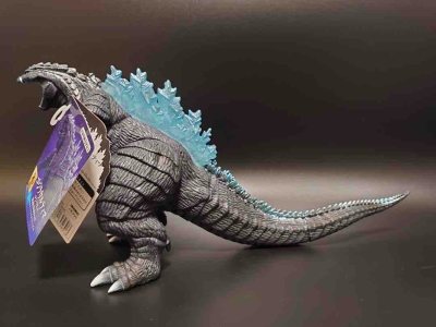 这次入手的万代哥斯拉奇点软胶太赞了！做工扎实，深灰皮肤纹理细腻，半透蓝背鳍通透有光泽，细节拉满，正版吊牌齐全，不管收藏还是把玩都超合适，推荐给所有特摄爱好者！
