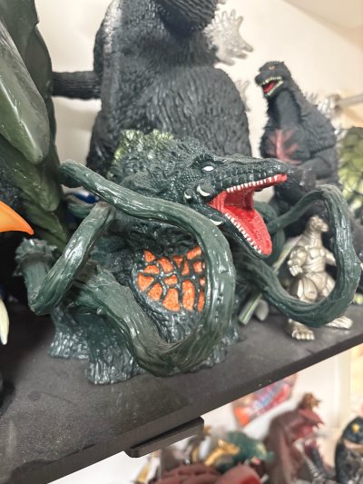 这次入手的万代碧奥兰蒂软胶太惊艳了！作为哥斯拉宇宙里的经典植物怪兽，它的造型还原度超高，深绿植物质感细腻，胸口橙色核反应堆纹路清晰，多条藤蔓触手灵动又有张力，鳄鱼头造型霸气十足，正版吊牌齐全，收藏把玩都很合适，特摄迷必入！