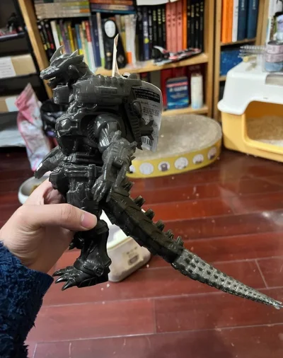 这次入手的万代三式机龙软胶太帅了！出自《哥斯拉：最终战役》，通体黑银机甲质感拉满，全身机械纹路、装甲细节刻画细腻，龙形头部与尖刺尾刃还原度超高，正版吊牌齐全，把玩和收藏都极具机械感，是哥斯拉机甲迷必入款！