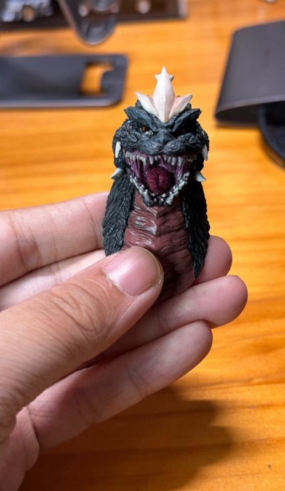 这次入手的太空哥斯拉头雕太精致了！出自《哥斯拉VS太空哥斯拉》，头顶标志性的白色水晶角极具辨识度，黑红配色还原了原作中宇宙怪兽的压迫感，皮肤纹理、獠牙与口腔细节刻画细腻，涂装层次丰富，不管是单独收藏还是搭配主体都超有质感，是哥斯拉宇宙迷必入的精品小物！