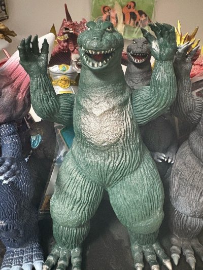 这次入手的复古版哥斯拉软胶太有年代感了！经典绿银配色，双手高举的标志性姿态充满复古童趣，皮肤褶皱纹理细腻还原，爪尖与牙齿细节清晰，是老版哥斯拉周边的代表款，不管是收藏还是情怀党都超值得入！