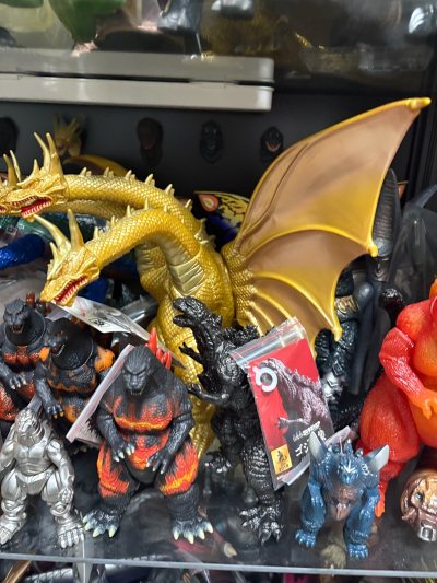 这次入手的王者基多拉软胶太霸气了！通体金色的三头龙造型极具压迫感，龙角尖锐、鳞片纹理细腻，红色口腔与尖牙细节生动，搭配舒展的金色翅膀，完美还原“宇宙怪兽之王”的威严气场，正版吊牌齐全，是哥斯拉系列粉丝必入的经典宿敌款！