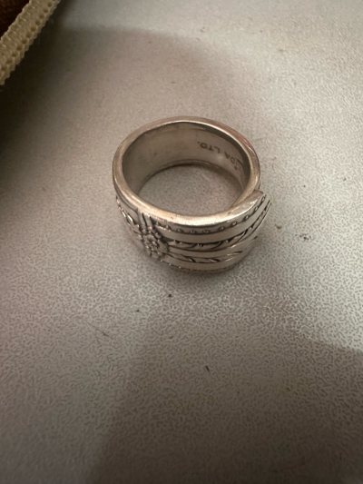 戒指可爱、质感好、做工精致，细戒适合叠戴，宽戒很有存在感，美中不足是白铜的。不过很厚实，制造品质满意，发货快，推荐！