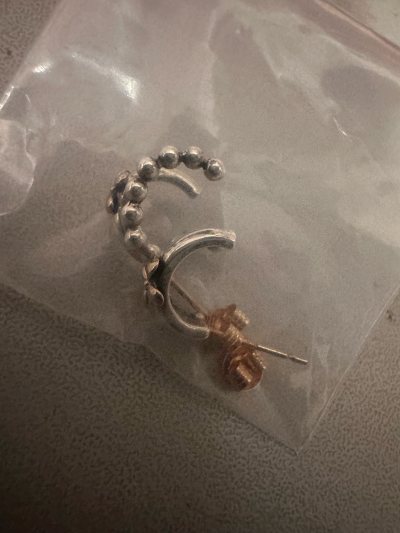 月牙珠珠耳钉超精致！小巧百搭，质感细腻，做工干净利落，日常戴很显气质，日淘品质在线，发货快包装严实，非常满意！