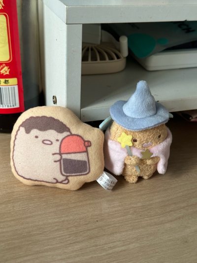 哇塞这次切到了两个超级萌的小炸猪排 炸猪排抱着酱料的样子真是太可爱了 而且还是2018年的正版老物件我要好好收藏！