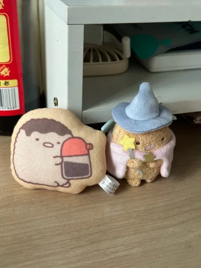 哇塞这次切到了两个超级萌的小炸猪排 炸猪排抱着酱料的样子真是太可爱了 而且还是2018年的正版老物件我要好好收藏！