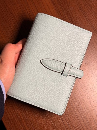 挖煤姬三月好物分享，第一本brelio颜色真的太美了，做工也很精细，太喜欢了，选择的竹蜻蜓plus，物流很快，一切顺利，价格非常实惠，运费可以用积分抵扣，也很划算，对挖煤姬 的物流速度很满意，整体来说包装也很不错，没有一点磕碰，购物体验不错