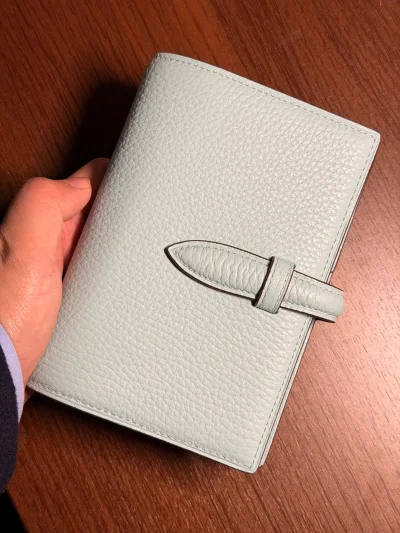 挖煤姬三月好物分享，第一本brelio颜色真的太美了，做工也很精细，太喜欢了，选择的竹蜻蜓plus，物流很快，一切顺利，价格非常实惠，运费可以用积分抵扣，也很划算，对挖煤姬 的物流速度很满意，整体来说包装也很不错，没有一点磕碰，购物体验不错