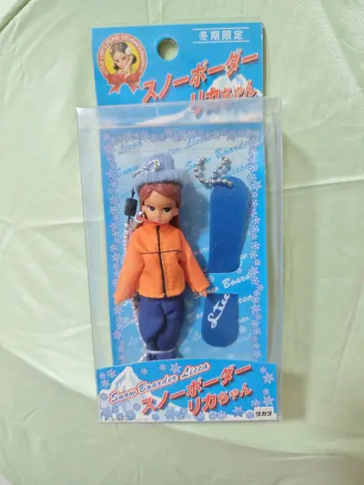 很爱复古丽佳小挂件！收集的第2件滑雪造型小丽佳 黑皮特别可爱 亮眼的橘色滑雪服 特别元气 超级喜欢 能收到真的好幸福！