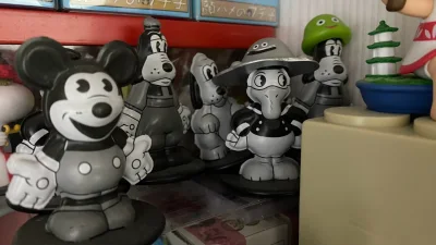 复古黑白迪士尼摆件，一套5个，收了比一套还要多，价格合适，虽然会有一些瑕疵不完美，自留把玩也是香的。在家已经存放有一些时间了，已经落下灰尘，哈哈哈哈有些小玩具没地方放，它们还能头上挂一些装扮上。



