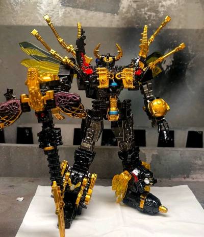 买的这一堆里面，这个机器人我最喜欢了，特别的帅气，特别的酷炫，黑金色的配色特别的帅气，而且打包得非常好，终于到我手上了，开心


