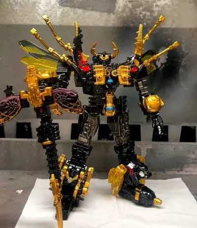 买的这一堆里面，这个机器人我最喜欢了，特别的帅气，特别的酷炫，黑金色的配色特别的帅气，而且打包得非常好，终于到我手上了，开心


