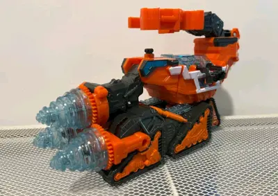 这款魔进战队的玩具真的特别的帅而且拼装起来特别的简单，造型也是非常的吸引我。平台发货也很快，泡沫纸也给了很多，箱子也非常的厚