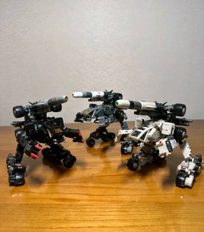 和我之前买的另外两个颜色的机器人放在一起之后，简直帅气程度加倍啊，简直特别特别的帅，我特别喜欢这款机器人，发货特别快，而且包装也特别好，感谢啊