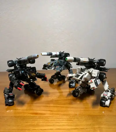 和我之前买的另外两个颜色的机器人放在一起之后，简直帅气程度加倍啊，简直特别特别的帅，我特别喜欢这款机器人，发货特别快，而且包装也特别好，感谢啊