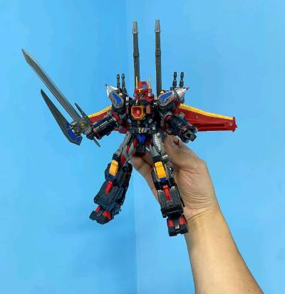 太酷炫了，简直是太帅了，我终于买到了这款机器人，到手后简直是爱不释手，我把玩了整整3天3夜，把它每一个细节都品尝了一遍，简直是特别的帅气