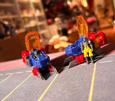 又好看又帅气 还能分体为三台载具，简直是帅到爆表，而且最重要的是平台的价格特别合适，发货也特别的快，太喜欢了


