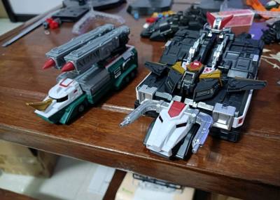 虽然拼装有点难度，但是拼完后简直是帅到爆表。而且虽然说它的造型特别的帅气，但是它还是非常的有意思的，我特别喜欢这款玩具，简直是帅气到我