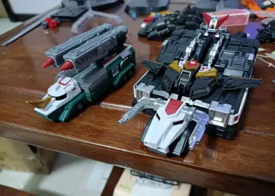 虽然拼装有点难度，但是拼完后简直是帅到爆表。而且虽然说它的造型特别的帅气，但是它还是非常的有意思的，我特别喜欢这款玩具，简直是帅气到我