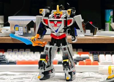 这款机器人的配色简直是太戳我的喜好了，我非常喜欢这款机器人，简直是太帅了，而且价格非常的友好 运费也不高 发货也特别快