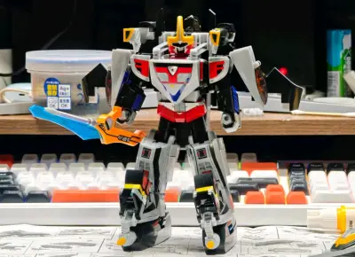 这款机器人的配色简直是太戳我的喜好了，我非常喜欢这款机器人，简直是太帅了，而且价格非常的友好 运费也不高 发货也特别快