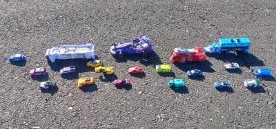 买了这么多机器人放在地上拍照，简直像在地上赛跑一样，特别特别的帅气，我特别喜欢这款机器人，而且它们还能合体变形，有意思