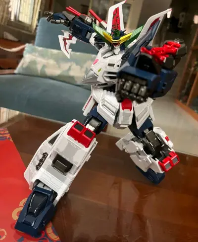 这款机器人简直是太帅了 非常的有意思最重要的是它的整体的身形特别的雄伟，而且发货也非常的快，包裹得也非常的好