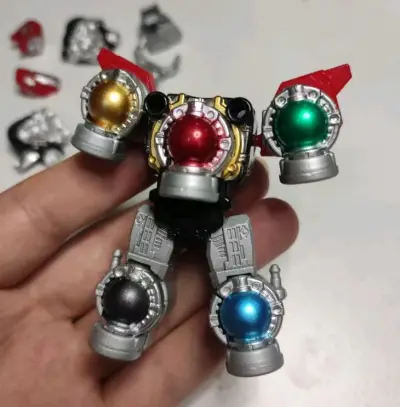 这款机器人我到手后自己进行了喷涂上漆，整体的颜色特别的好看，比原来要鲜艳得多，是我非常喜欢的力作??


