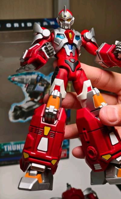 终于是又买到了古利特机器人，组合以后特别的帅气，又能组合又能分体，而且还有奥特曼的影子，特别有意思的一款玩具


