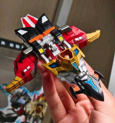 非常有意思的一款玩具，载具形态是一个飞机，又能变成一只龙，很好玩的一款玩具，价格非常合适，而且平台发货非常快，包裹得非常的好