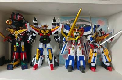 终于是把勇者王集齐了，这款勇者王我蹲了很久，终于蹲到一个比较好的价格。拼完后放在一起特别的壮观，特别的帅气，特别有满足感