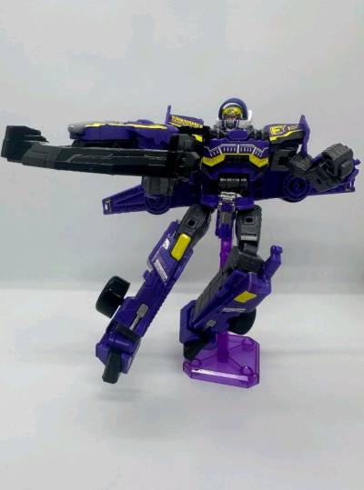 这款赛车机器人特别的有意思，它全身紫色配色我也非常的喜欢，而且平台发货很快，价格非常合理，包裹也非常的好