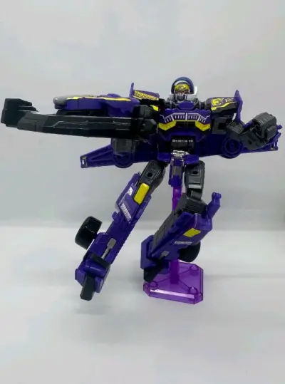 这款赛车机器人特别的有意思，它全身紫色配色我也非常的喜欢，而且平台发货很快，价格非常合理，包裹也非常的好