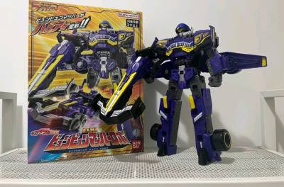 这款奔奔者机器人特别的有意思，把它和其他车放在一起特别的有满足感，我非常喜欢这一套机器人的设计风格，非常的现代化



