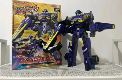 这款奔奔者机器人特别的有意思，把它和其他车放在一起特别的有满足感，我非常喜欢这一套机器人的设计风格，非常的现代化



