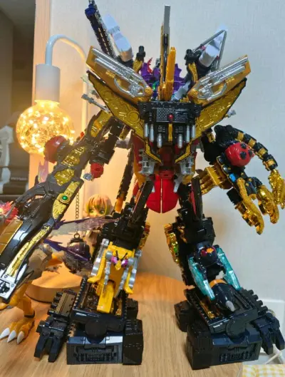 终于是拿到手了，这款王者机器人特别的帅气，最重要的是它能够20合体，拿到手后，整体的手感超级的好，特别的沉甸甸，特别的好玩


