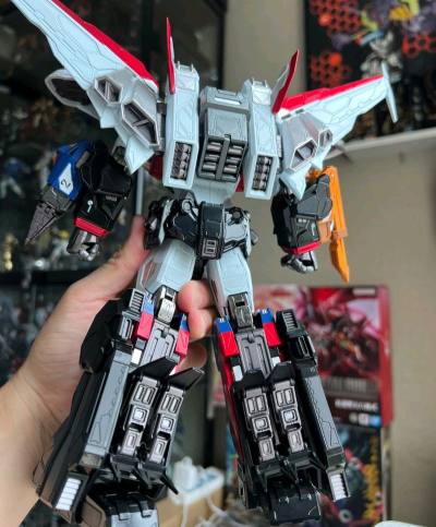 这款勇者特级特别的帅气，我非常的喜欢这款勇者特级的玩具，而且国内的价格相对来说是比较高的，我以一个比较低的价格买到，非常的幸运