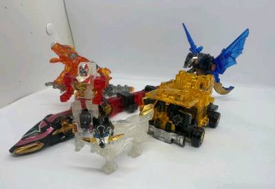 终于是拿到手了这款忍者战队机器人，非常的有意思的一款玩具，可以更换头部，并且还能合体成多形态的动物，很有意思哦