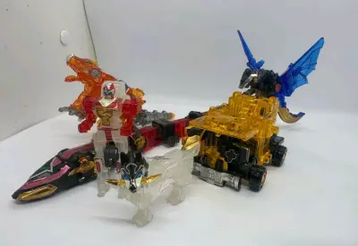 终于是拿到手了这款忍者战队机器人，非常的有意思的一款玩具，可以更换头部，并且还能合体成多形态的动物，很有意思哦