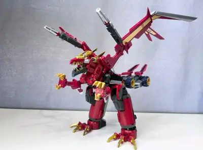 这款龙帝古利特终于拿到手了，非常的帅气，它有非常多种的形态，既能变成龙形，也能变成人形，分体后也是4个特别有意思的武装，可以给主体变成各式各样的武器供他使用