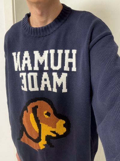 终于在挖煤姬蹲到这件梦中情衣? 藏青色复古感拉满，提花字母和腊肠狗图案超精致，羊毛混纺面料软糯又保暖，上身宽松慵懒，配牛仔裤直接变身日系潮人！

下单全程中文界面+自动翻译，不懂日语也能轻松冲！包裹加固得很严实，到手品相完美，和卖家描述一模一样，物流时效也稳得一批～...终于在挖煤姬蹲到这件梦中情衣? 藏青色复古感拉满，提花字母和腊肠狗图案超精致，羊毛混纺面料软糯又保暖，上身宽松慵懒，配牛仔裤直接变身日系潮人！

下单全程中文界面+自动翻译，不懂日语也能轻松冲！包裹加固得很严实，到手品相完美，和卖家描述一