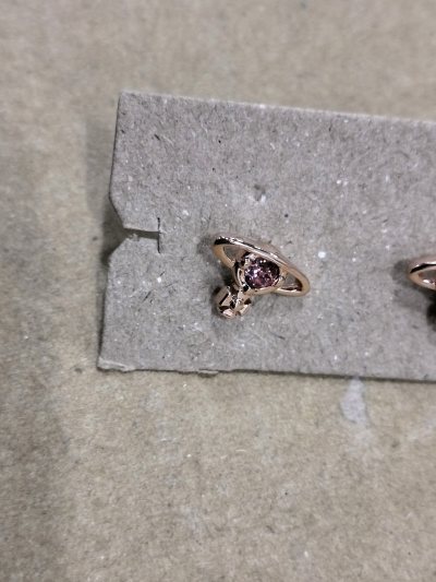  西太后耳钉精致又闪，土星设计超有气质，上耳绝美！挖煤姬太好用，操作简单、物流稳、打包严实，日淘安全感拉满，闭眼冲！