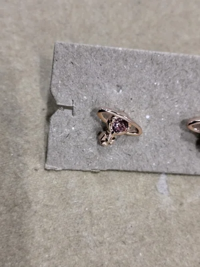  西太后耳钉精致又闪，土星设计超有气质，上耳绝美！挖煤姬太好用，操作简单、物流稳、打包严实，日淘安全感拉满，闭眼冲！